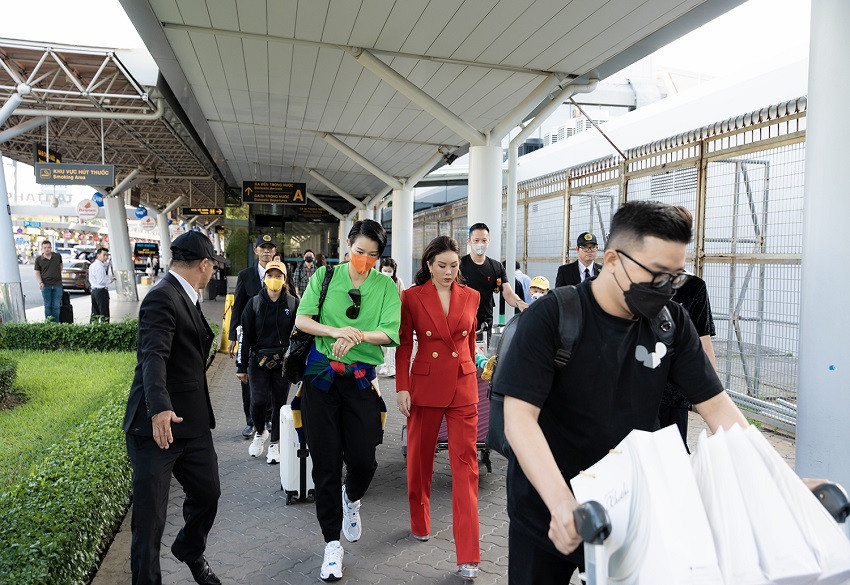 Thu Hoài từng có hơn 10 năm sinh sống, làm việc tại nước ngoài và có mối quan hệ thân thiết với nhiều nhân vật nổi tiếng tại châu Á. Thu Hoài cũng từng sang Hong Kong để dự những bữa tiệc thân mật củagia đình Hồ Hạnh Nhi.