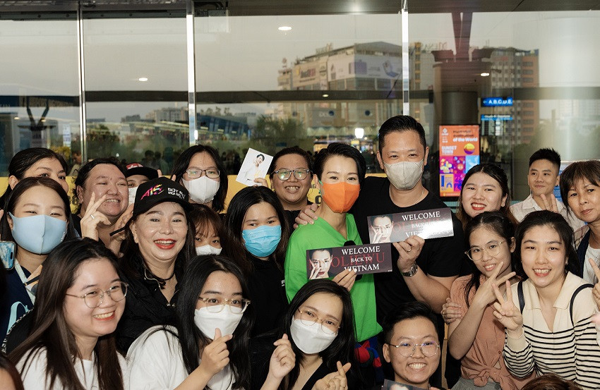 Hồ Hạnh Nhi và ông xã doanh nhân vui vẻ chụp hình cùng người hâm mộ. Cô xúc động trước tình cảm của mọi người dành cho mình.