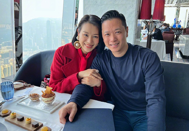 Năm 2015, Hồ Hạnh Nhi kết hôn với doanh nhân Philip Lee. Cả hai xây dựng tổ ấm hạnh phúc với ba người con trai. Năm 2021, cô đánh dấu sự trở lại showbiz khi tham gia show Diễn viên mời vào chỗ và giành chiến thắng chung cuộc.