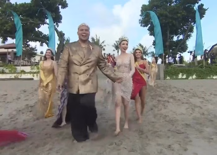 Biểu cảm ngơ ngác được thể hiện rõ trên gương mặt của Miss Grand International Nguyễn Thúc Thùy Tiên.