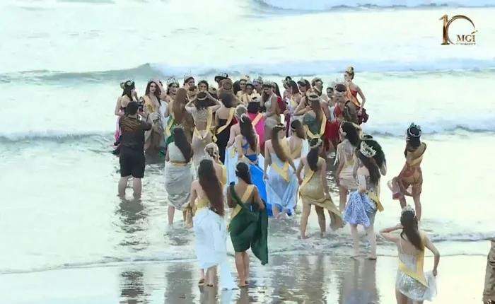 Khoảnh khắc xúng xính váy đầm cồng kềnh của đại diện các nước. Trùng hợp thay, chiếc đầm của Miss Grand Vietnam 2022 lại vô tình phù hợp với biển. Trang phục có thiết kế khá giống "lưới đánh cá" cùng với bộ swimsuit bên trong.