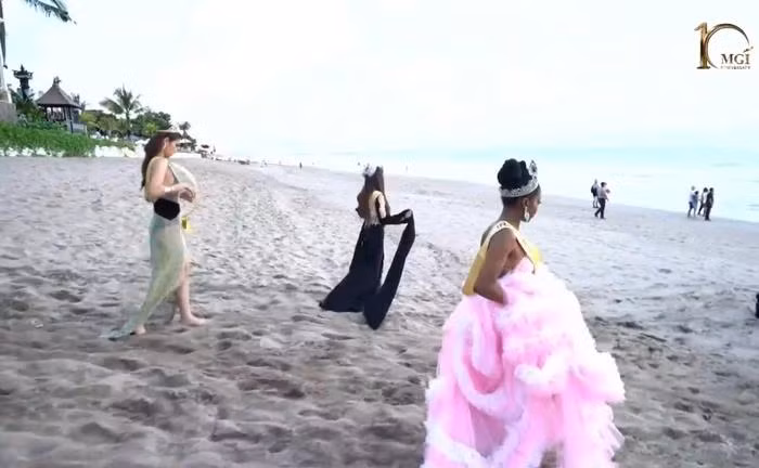 Thiên Ân nhẹ tênh với set đồ đơn giản.