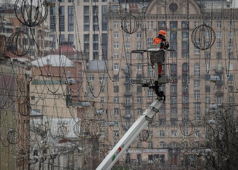 Công nhân lắp đèn trang trí cho lễ Giáng sinh và năm mới 2023 đang tới gần ở trung tâm Kiev, Ukraine. Ảnh: Reuters. 