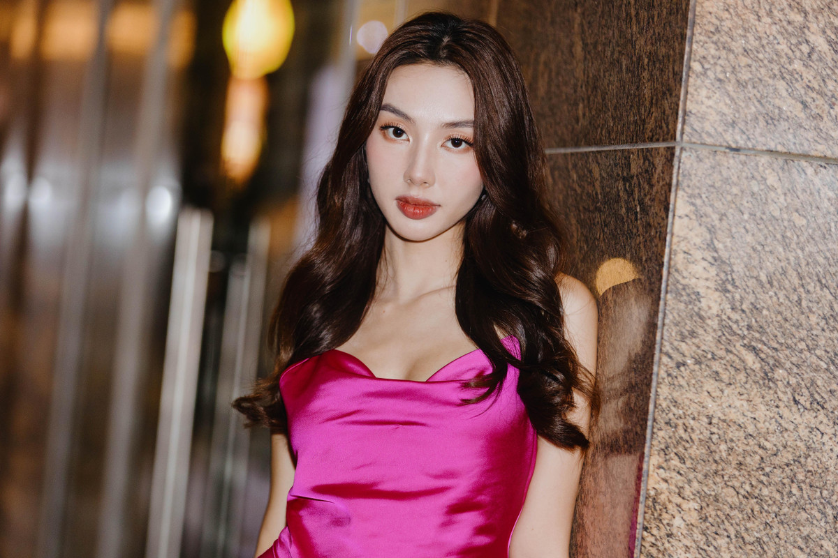 Theo quan sát của PV Zing, Thùy Tiên luôn là trung tâm của sự chú ý. Mỗi khi cô xuất hiện trên đường phố hoặc quán ăn, cà phê gần địa điểm phỏng vấn, nhiều người hâm mộ, nhất là khán giả trẻ nhận ra. Họ lại gần chụp ảnh, xin chữ ký, bày tỏ sự yêu mến với Thùy Tiên.