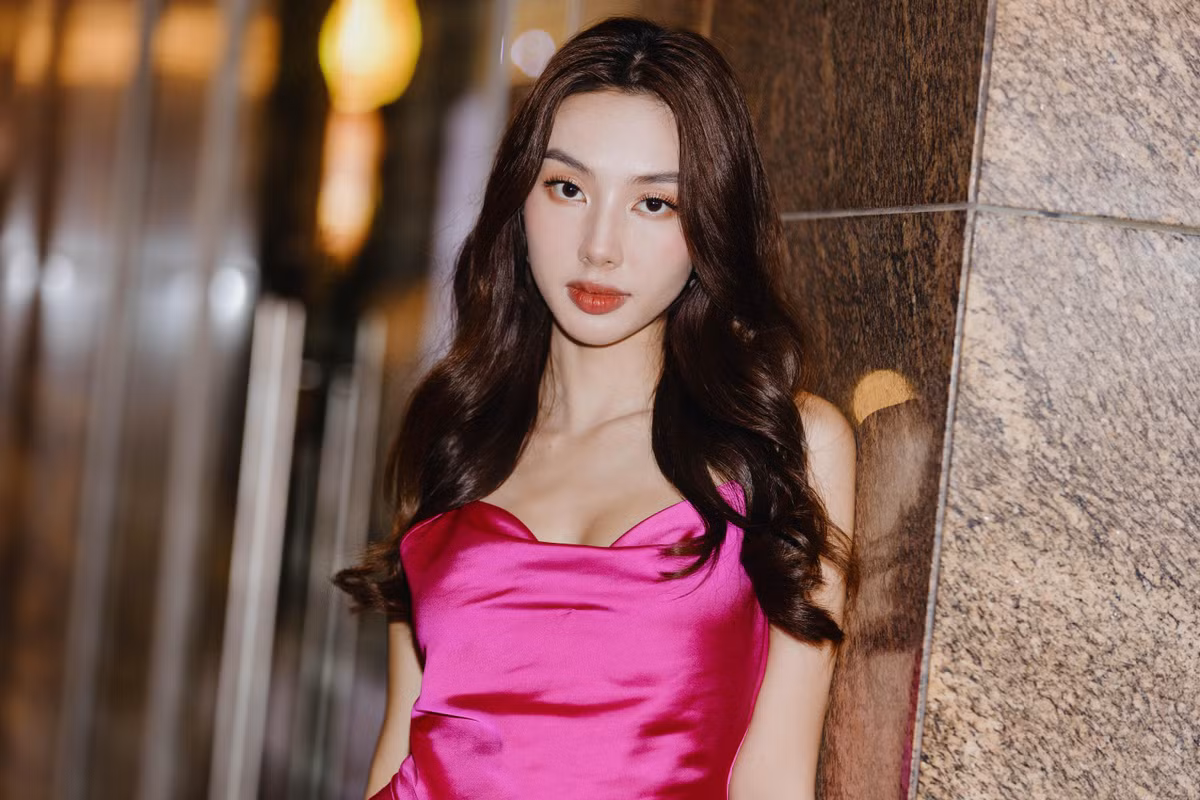 Theo quan sát của PV Zing, Thùy Tiên luôn là trung tâm của sự chú ý. Mỗi khi cô xuất hiện trên đường phố hoặc quán ăn, cà phê gần địa điểm phỏng vấn, nhiều người hâm mộ, nhất là khán giả trẻ nhận ra. Họ lại gần chụp ảnh, xin chữ ký, bày tỏ sự yêu mến với Thùy Tiên.