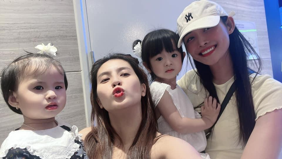 Mới đây, Thiên An chia sẻ loạt ảnh hội ngộ Trương Mỹ Nhân, thu hút sự chú ý trên mạng xã hội. Tuy nhiên, chiếm spotlight trong những khung hình lại không phải 2 mỹ nhân làng giải trí, mà là các tiểu công chúa đáng yêu. Cuộc gặp gỡ của bé Sol nhà Thiên An và bé Bona nhà Trương Mỹ Nhân khiến cư dân mạng không khỏi thích thú. 2 cô bé mỗi người một vẻ, nhưng điểm chung là đều rất xinh xắn, đáng yêu. Nhiều khán giả cũng mong các bé sau này lớn lên trở thành những người bạn thân.