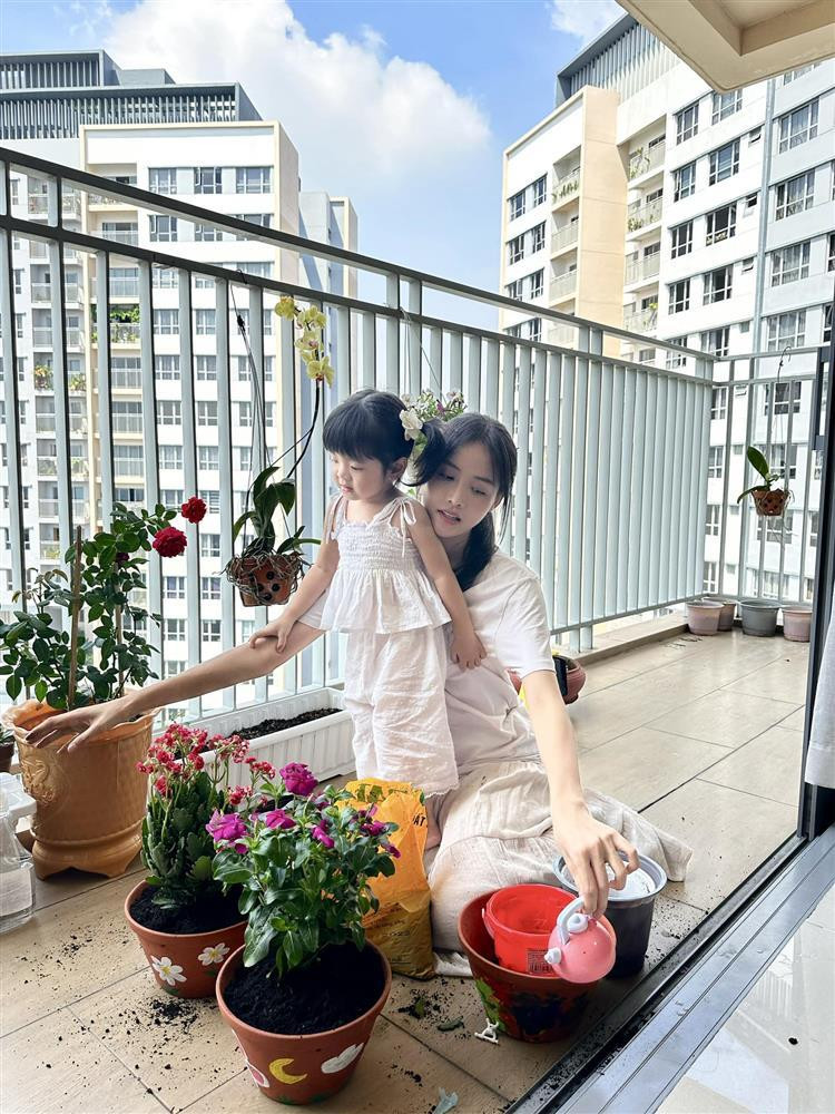 Thời điểm Trương Mỹ Nhân công khai bé Bona vào tháng 7/2022, cô khiến dư luận không khỏi bất ngờ, bởi chưa từng có một thông tin nào về chuyện bầu bí trước đó. Khán giả khi ấy cũng không thể biết cha đứa trẻ là ai.