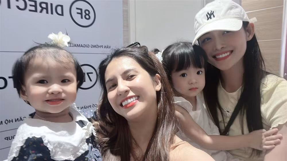 "Dư âm ngày hôm qua của buổi đi chơi giữa mẹ Trương Mỹ Nhân - em Góc Nhỏ Bona và mẹ An - em SolSol đây. 2 bà nhỏ muốn đi khu vui chơi mà làm 2 bà mẹ ăn không kịp nuốt luôn, rồi tới khúc chụp hình thì bà nào cũng tay xách nách mang thế là kết quả 4 tấm hết 2 tấm mờ. U là trời", Thiên An chia sẻ thêm câu chuyện của buổi gặp gỡ.