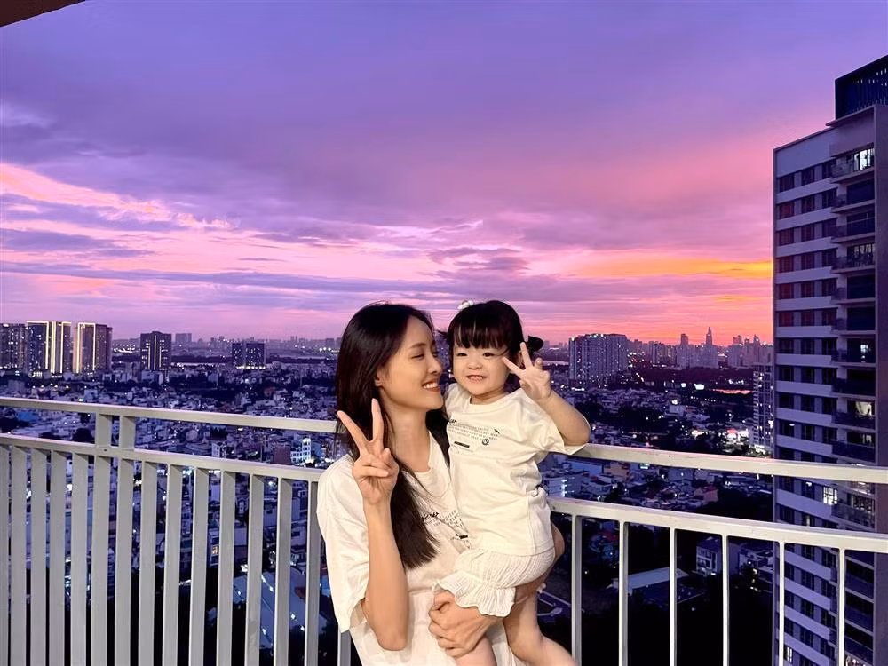 Bé Bona là con đầu lòng của người mẫu, diễn viên Trương Mỹ Nhân và hotboy Phí Ngọc Hưng. Nhóc tỳ hiện 2 tuổi, sở hữu ngoại hình xinh xắn, dễ thương.