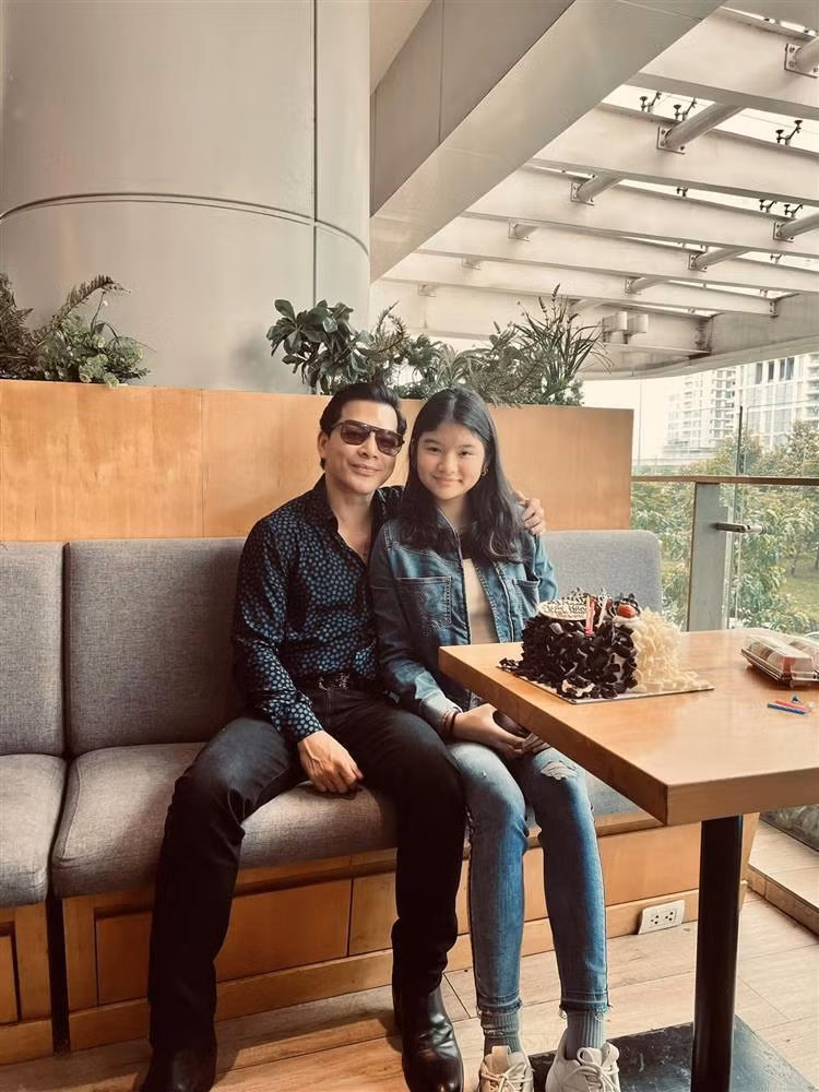 Devon ở hiện tại đã cao ngang ngửa bố.