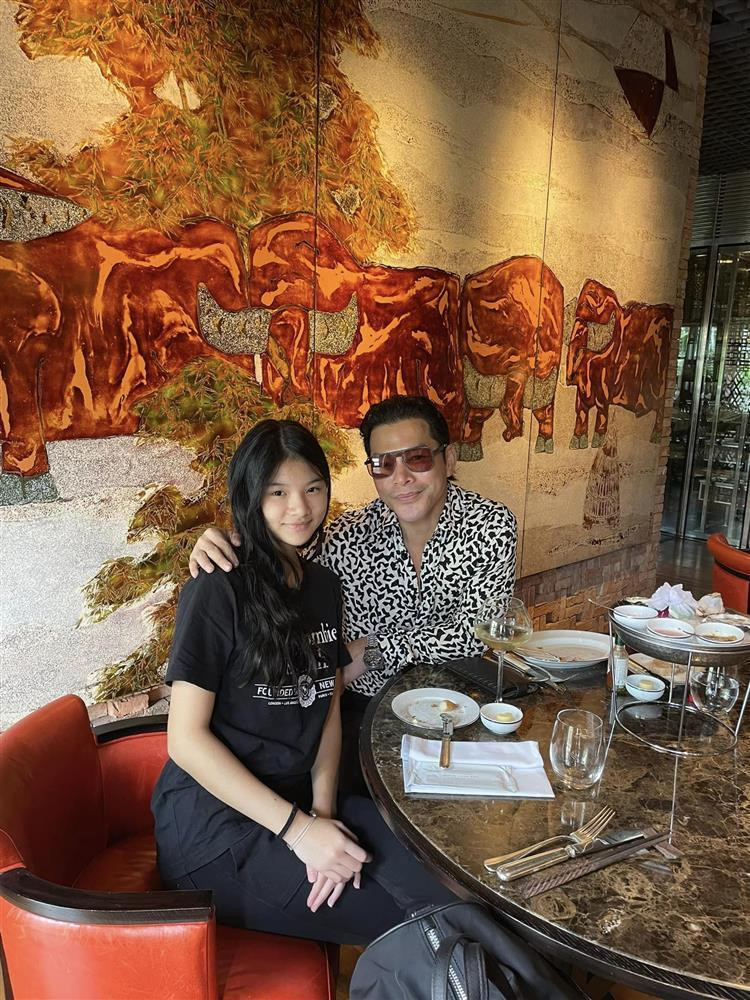 Devon Trần có tên thật Bảo Tiên, chào đời năm 2008, là trái ngọt hôn nhân của Trần Bảo Sơn và Trương Ngọc Ánh. Khi bố mẹ chia tay vào năm 2014, nhóc tỳ được cả hai phía chăm sóc.