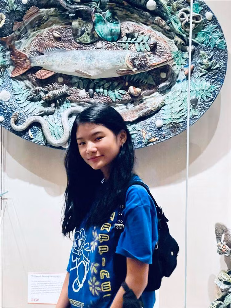 Cô bé sở hữu ngoại hình xinh xắn, ưa nhìn.