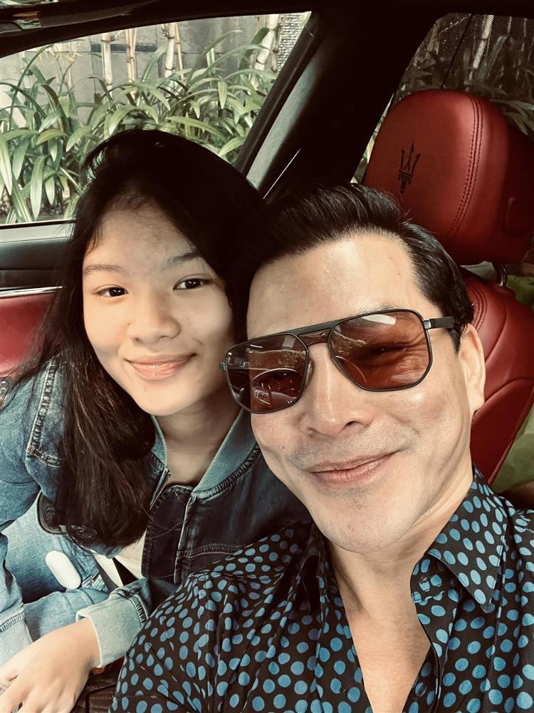 rần Bảo Sơn khoe ảnh bên ái nữ. Ở tuổi 14, Devon ra dáng thiếu nữ. Có thể thấy rõ gương mặt con gái Trần Bảo Sơn thừa hưởng nhiều đường nét của bố. 