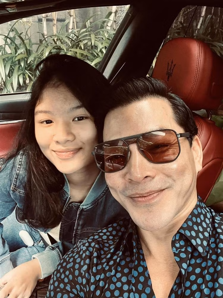 Trần Bảo Sơn khoe ảnh bên ái nữ. Ở tuổi 14, Devon ra dáng thiếu nữ. Có thể thấy rõ gương mặt con gái Trần Bảo Sơn thừa hưởng nhiều đường nét của bố. 