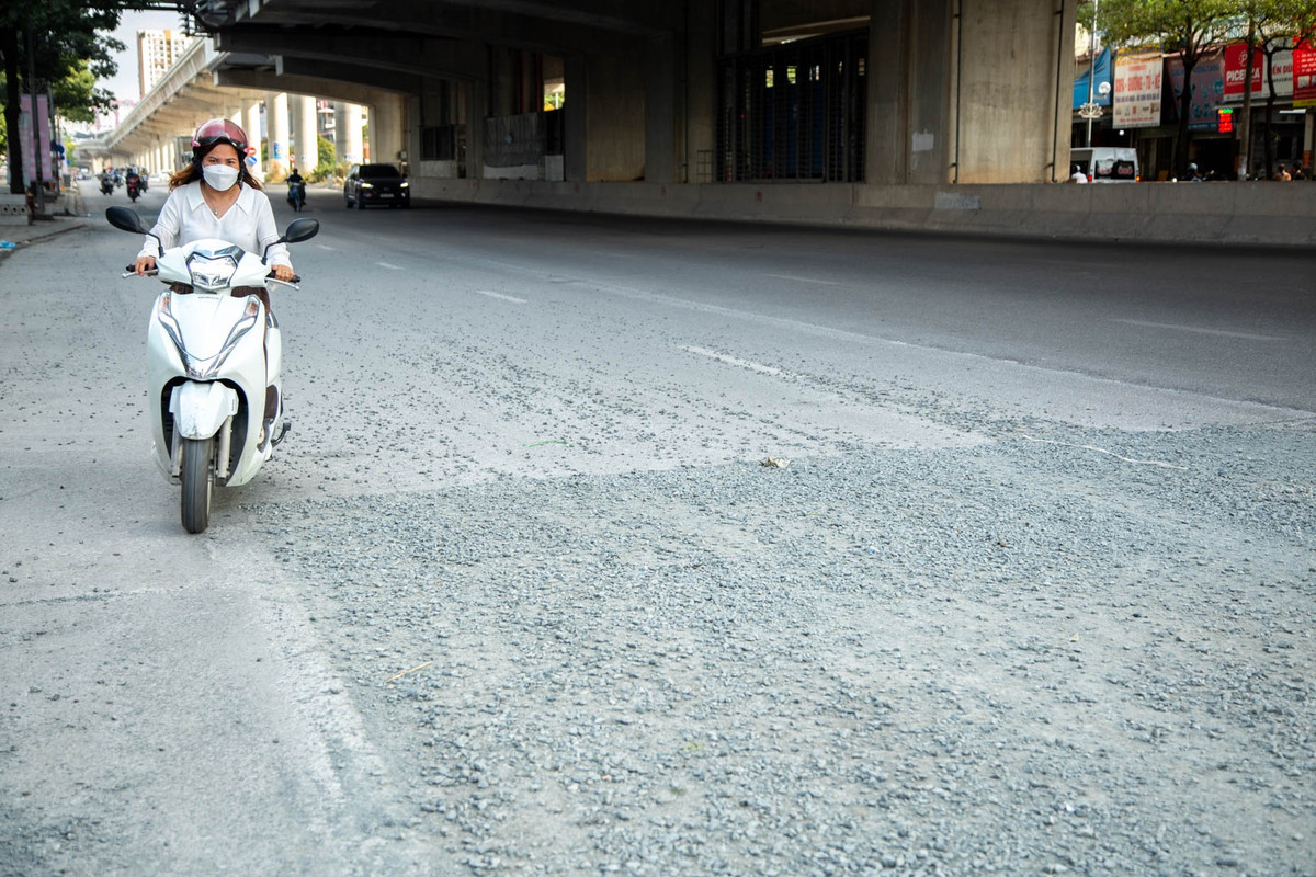 Đoạn đường trước Viện Hóa học Công nghiệp Việt Nam và cây xăng Cầu Diễn ngổn ngang như trong công trường, bởi đá dăm, bụi bặm và mặt đường không bằng phẳng.