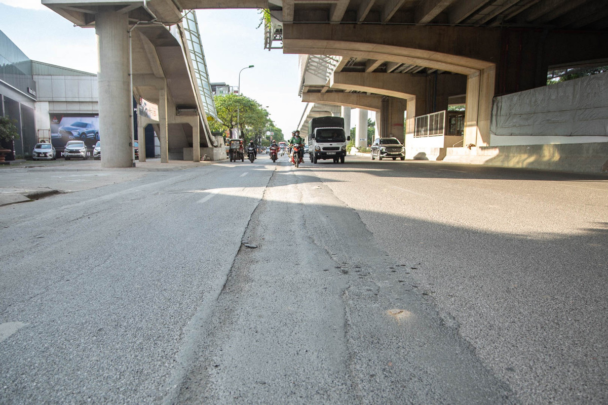 Vết sụt lún kéo dài lộ rõ trên mặt đường Hồ Tùng Mậu gây nguy hiểm cho người tham gia giao thông, đặc biệt đối với những người điều khiển xe máy, xe đạp điện.
