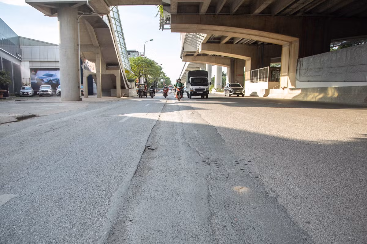 Vết sụt lún kéo dài lộ rõ trên mặt đường Hồ Tùng Mậu gây nguy hiểm cho người tham gia giao thông, đặc biệt đối với những người điều khiển xe máy, xe đạp điện.