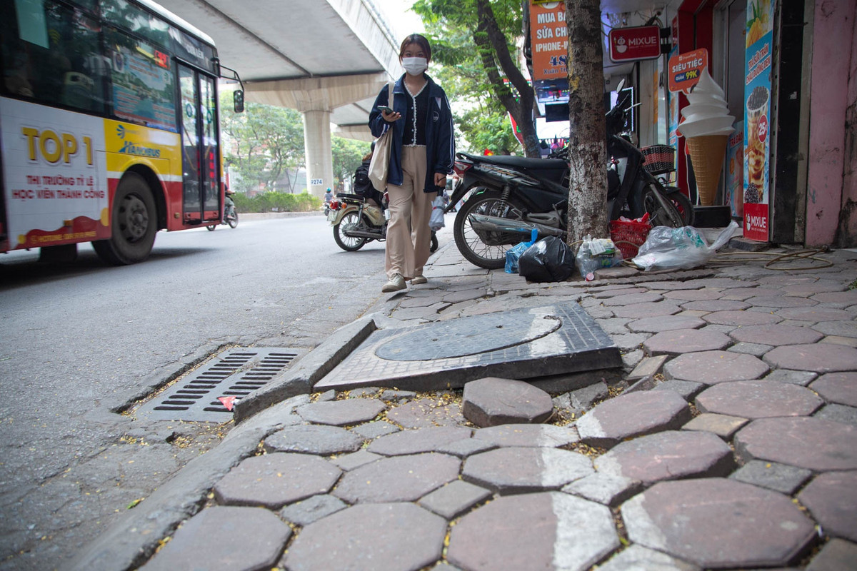 Vỉa hè phía trước số nhà 44 Xuân Thủy (Cầu Giấy) bị hư hỏng, sụt lún, phần nắp cống bật ra khỏi vị trí ban đầu. UBND TP Hà Nội mới đây đã chỉ đạo cải tạo đồng bộ hè, đường, tổ chức giao thông từ Nhổn đến Xuân Thủy (từ ga số 1 đến ga số 6). Việc này được ưu tiên và dự kiến hoàn thành trước Tết Nguyên đán 2023.