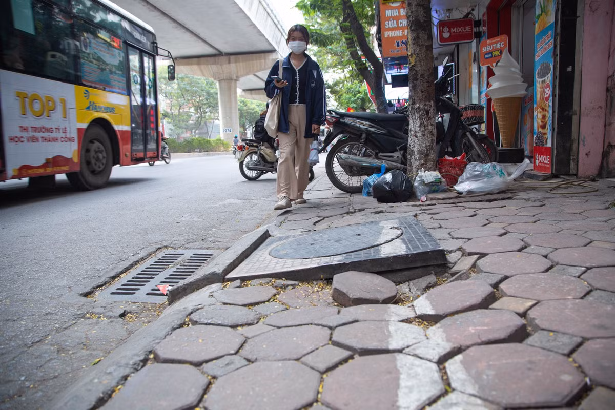 Vỉa hè phía trước số nhà 44 Xuân Thủy (Cầu Giấy) bị hư hỏng, sụt lún, phần nắp cống bật ra khỏi vị trí ban đầu. UBND TP Hà Nội mới đây đã chỉ đạo cải tạo đồng bộ hè, đường, tổ chức giao thông từ Nhổn đến Xuân Thủy (từ ga số 1 đến ga số 6). Việc này được ưu tiên và dự kiến hoàn thành trước Tết Nguyên đán 2023.