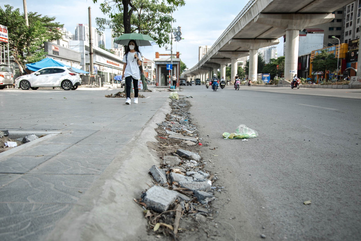 Mép đường Cầu Diễn ngổn ngang rác thải, gạch đá vỡ. Hàng ngày đi bộ qua đây để bắt xe buýt tới trường, Như Quỳnh (sinh viên tại Cao đẳng Ngoại ngữ và Công nghệ Hà Nội), cho rằng những con đường như thế này làm mất mỹ quan đô thị. “Gạch đá lồi, lõm không chỉ gây tai nạn cho người đi xe máy mà còn cả người đi bộ”, nữ sinh viên nói.