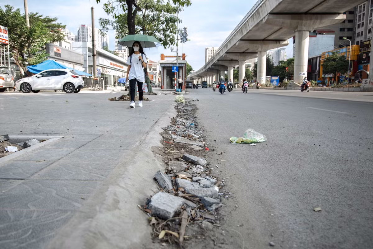 Mép đường Cầu Diễn ngổn ngang rác thải, gạch đá vỡ. Hàng ngày đi bộ qua đây để bắt xe buýt tới trường, Như Quỳnh (sinh viên tại Cao đẳng Ngoại ngữ và Công nghệ Hà Nội), cho rằng những con đường như thế này làm mất mỹ quan đô thị. “Gạch đá lồi, lõm không chỉ gây tai nạn cho người đi xe máy mà còn cả người đi bộ”, nữ sinh viên nói.