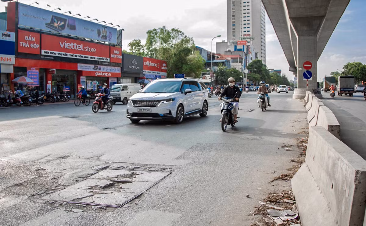 Sau hơn 2 năm dỡ bỏ hàng rào chắn để hoàn trả hơn 10 km đường bộ phía dưới tuyến đường sắt đô thị Nhổn - ga Hà Nội theo trục Cầu Giấy - Xuân Thủy - Hồ Tùng Mậu - Cầu Diễn, đến nay tuyến đường vào trung tâm thành phố vẫn trong tình trạng hư hỏng, xuống cấp.