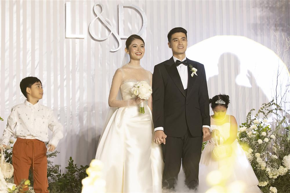 ôi uyên ương trên lễ đường thơ mộng. Trong video cưới, Thùy Dung xúc động chia sẻ: "Từ những ngày đầu tiên, em đã biết anh sẽ là chồng em, em cũng biết chắc chắn không một ai yêu em nhiều như anh. Trong suốt thời gian bên nhau, em cùng anh trải qua nhiều niềm vui, nỗi buồn và cùng nhau trưởng thành. Trong tương lai, chúng mình có thể gặp nhiều khó khăn, nhưng em hứa sẽ luôn bên anh vượt qua tất cả. Em biết mình còn nhiều thiếu sót, nhưng em sẽ cố gắng trở thành một người vợ tốt, người mẹ tốt cho các con sau này. Em yêu anh và mong dành trọn cuộc đời này bên anh".