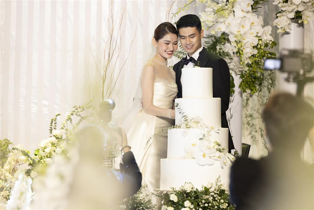 ##ss###style="text-decoration: underline;">Chồng Thùy Dung cũng chia sẻ trong video: "Ngay từ những ngày đầu tiên, anh đã nói với mẹ rằng 'con muốn ở bên cô gái này'. Anh yêu em và muốn chăm sóc em cả cuộc đời". Đám cưới là cái kết đẹp cho cặp đôi sau hơn 4 năm gắn bó. Theo một số thông tin trước đó, chồng Thùy Dung thuộc thế hệ 9X, tốt nghiệp Thạc sĩ trường Johns Hopkins - top 7 Đại học hàng đầu nước Mỹ, hiện kinh doanh tại Hà Nội. Anh có ngoại hình điển trai, cao 1m83.