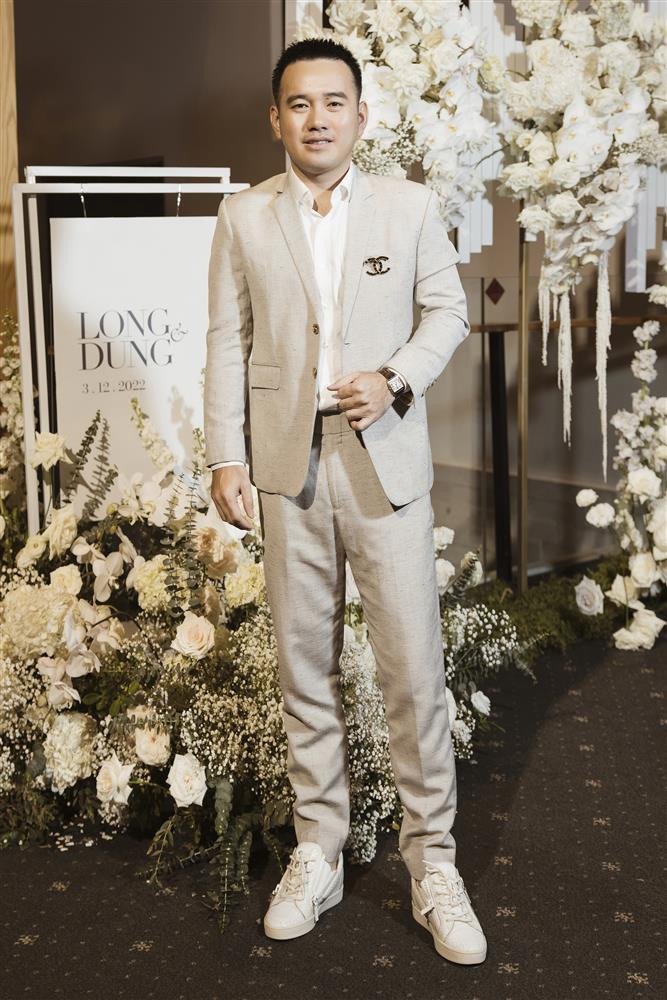 TK Lê Thanh Hòa với set đồ lịch lãm.