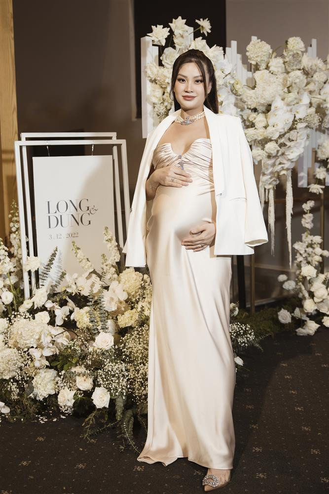 iễm Trang đi ăn cưới Thùy Dung. Á hậu Việt Nam 2014 đang trong giai đoạn cuối thai kỳ.