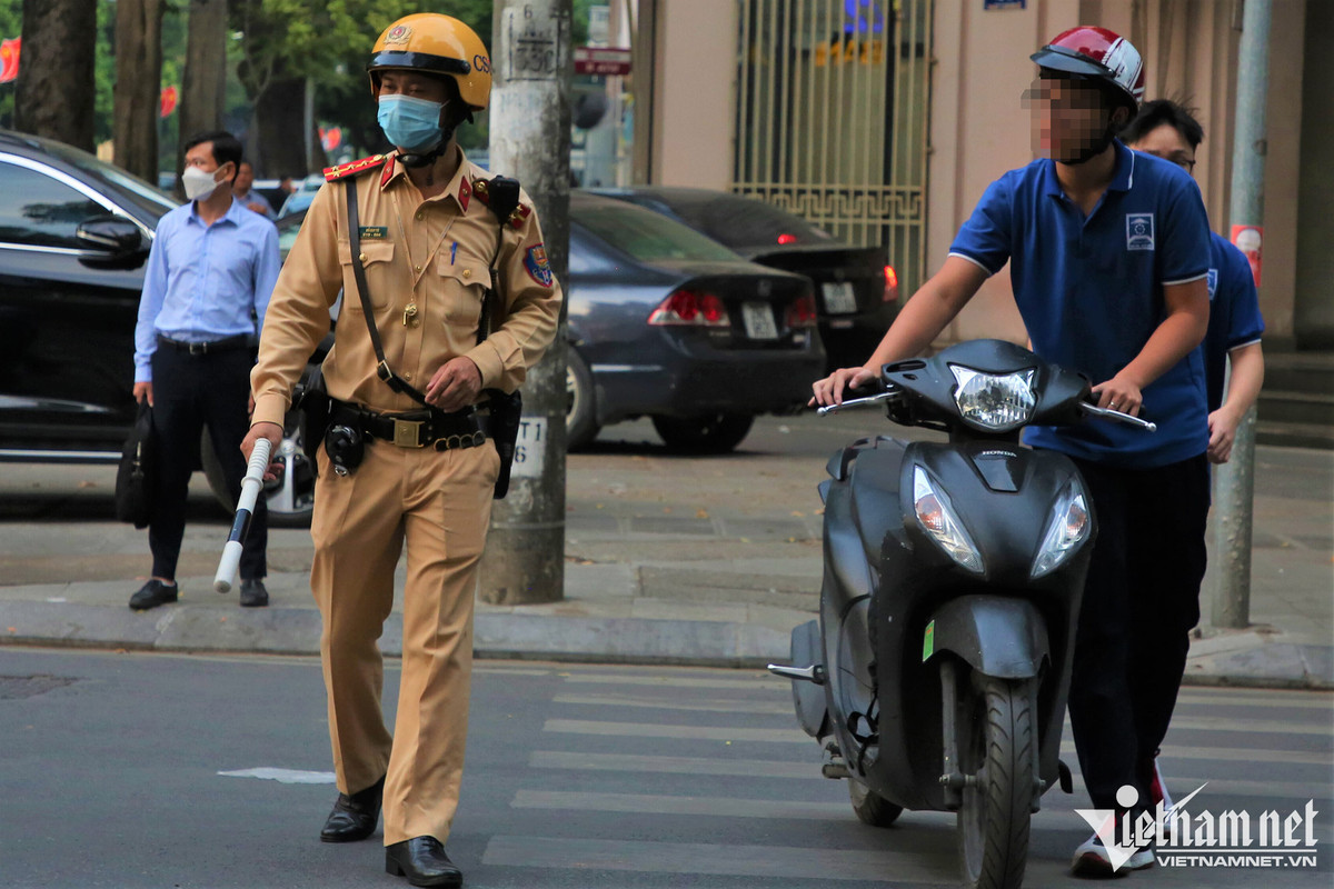 Phu huynh 'dau tran' phong vun vut, hoc sinh Ha Noi di xe phan khoi lon