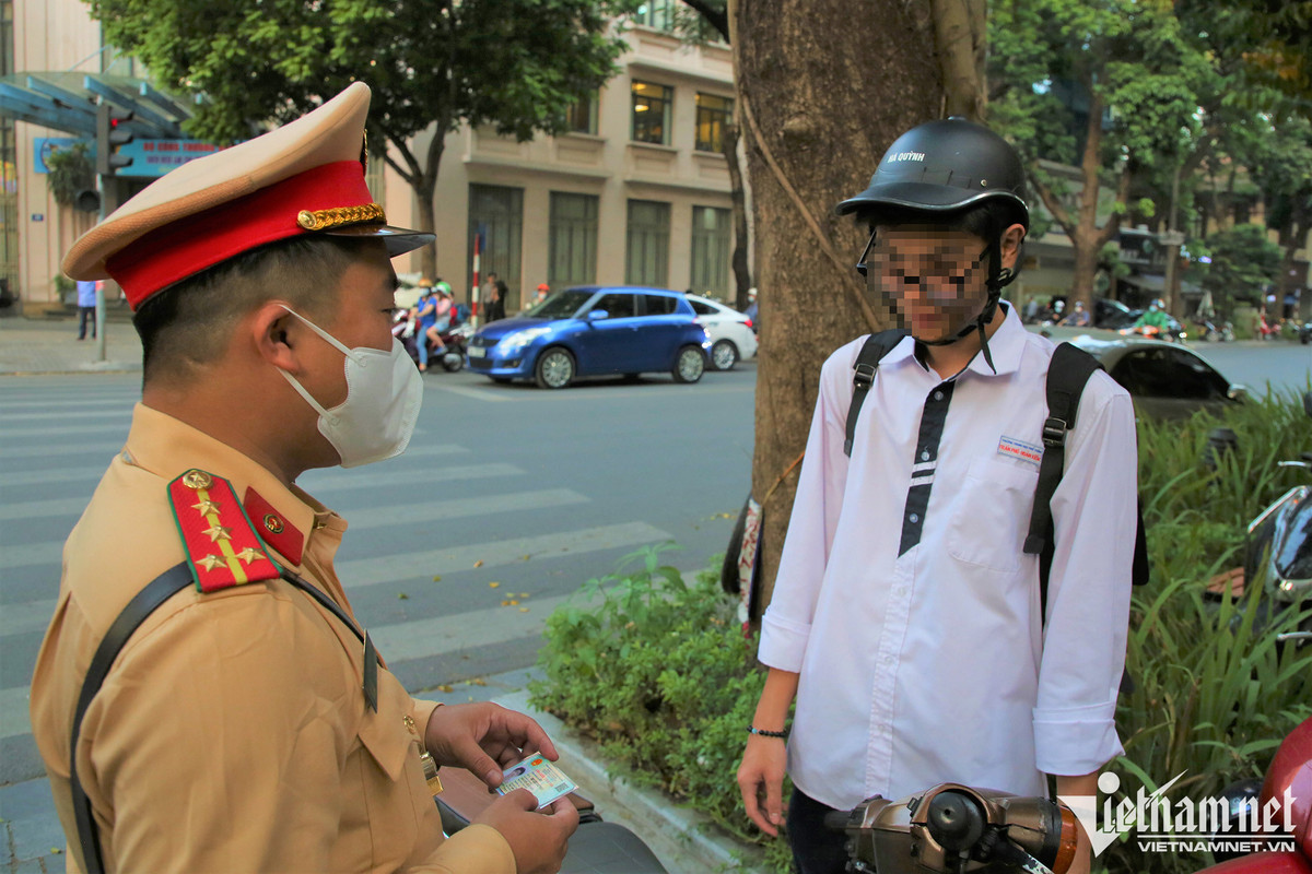 Phu huynh 'dau tran' phong vun vut, hoc sinh Ha Noi di xe phan khoi lon-Hinh-2