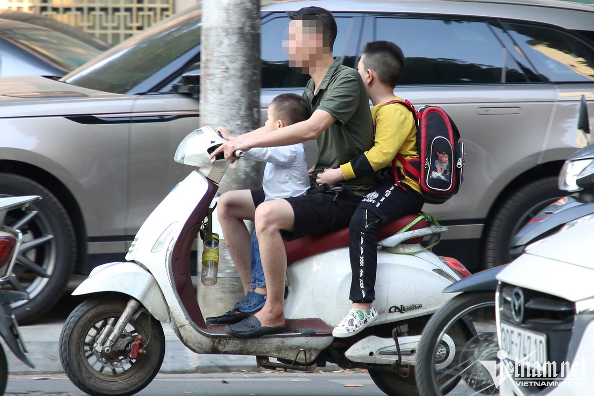 Phu huynh 'dau tran' phong vun vut, hoc sinh Ha Noi di xe phan khoi lon-Hinh-7