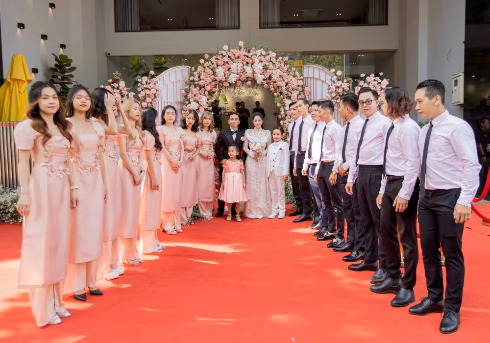 Sáng 12/12, lễ ăn hỏi kết hợp lễ thành hôn của Khánh Thi - Phan Hiển diễn ra tại tư gia ở TP HCM. Cặp đôi hạnh phúc trong ngày trọng đại trước sự chứng kiến của gia đình 2 bên và bạn bè, quan khách.