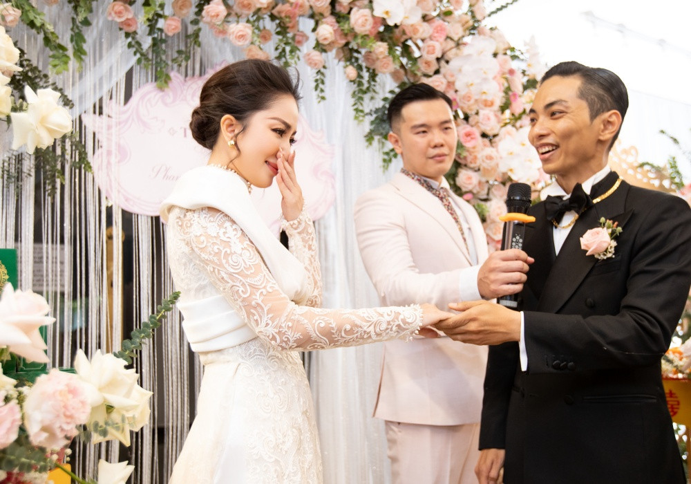 Đáp lại lời chồng, Khánh Thi cũng bật khóc nức nở. Cô cho biết trong suốt nhiều năm qua mình thực sự hạnh phúc với vai trò làm vợ, làm mẹ dù chưa có một lễ cưới. “Hôm nay lại được anh rước về làm dâu và được mặc áo cưới nữa. Em yêu anh", cô nghẹn ngào.