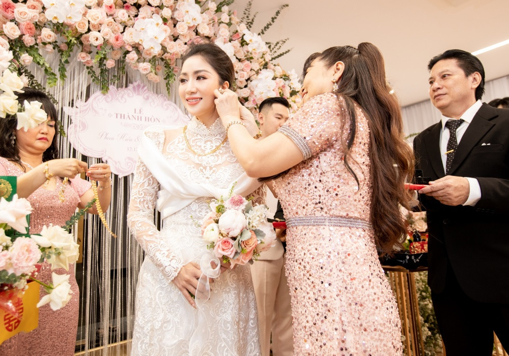 Khánh Thi hạnh phúc khi được mẹ chồng đeo trang sức.