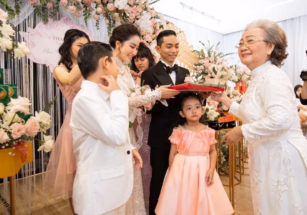 Ngoài lời chúc phúc từ bố mẹ và bà ngoại Phan Hiển, Khánh Thi còn nhận nhiều quà cưới gồm vàng, tiền mặt từ gia đình chồng. Cô không chia sẻ cụ thể về quà cưới song trong khoảnh khắc hạnh phúc, kiện tướng dancesport hé lộ dây vàng gồm 10 cây vàng.