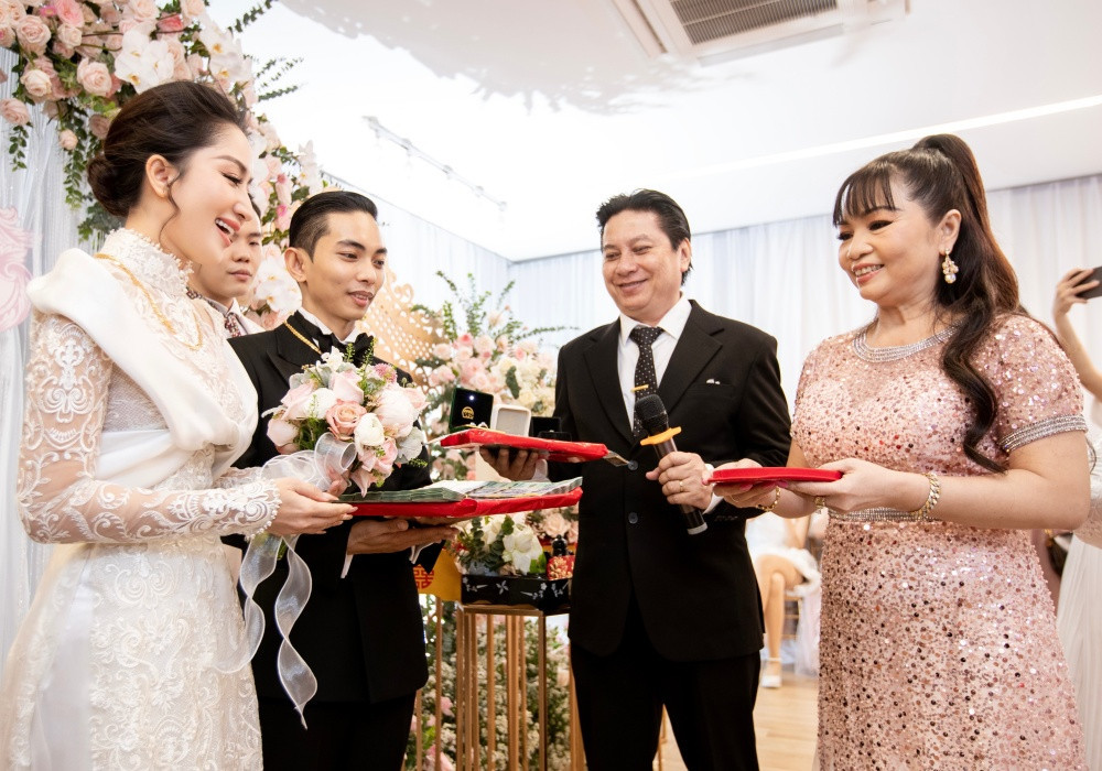 Sau phần trao quà cưới, cặp đôi được đại diện gia đình 2 bên phát biểu chúc mừng. Về phía chú rể Phan Hiển, trước khi trao nhẫn kim cương cho vợ, anh chia sẻ: "Chúng ta đã quen nhau rất lâu rồi, trải qua nhiều sóng gió. Em đã nói với anh rất nhiều lần rằng em cần một đám cưới và chúng ta đã lên kế hoạch nhiều lần. Hôm nay điều đó đã thành sự thật".