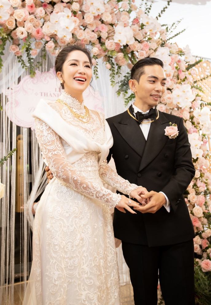 Sau lễ ăn hỏi kết hợp lễ thành hôn này, Khánh Thi - Phan Hiển sẽ tổ chức lễ cưới ở nhà thờ và đãi tiệc tại một trung tâm tiệc cưới sang trọng vào ngày 22/12. Phan Hiển cho biết đây là cách để anh đền bù cho người bạn đời của mình sau nhiều năm cô hy sinh mọi thứ cho gia đình.