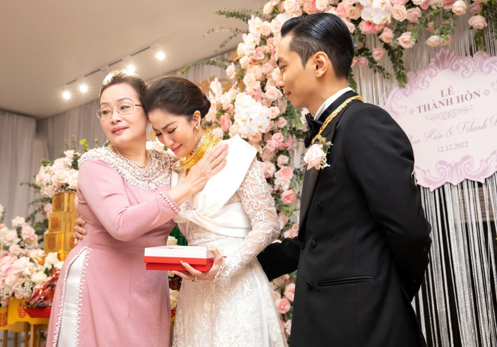 Mẹ của Khánh Thi cũng góp mặt trong ngày trọng đại của con gái. Trong giây phút phát biểu, bà nghẹn ngào chia sẻ tình cảm dành cho Khánh Thi khiến quan khách xúc động.