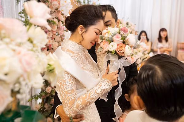 Khoảnh khắc xúc động trong lễ thành hôn của Khánh Thi - Phan HiểnTrong phần trao nhẫn, Khánh Thi nức nở gửi lời đến bạn đời Phan Hiển: "Em không biết nói gì hơn. Em không dám tin đây là sự thật. Em yêu anh".