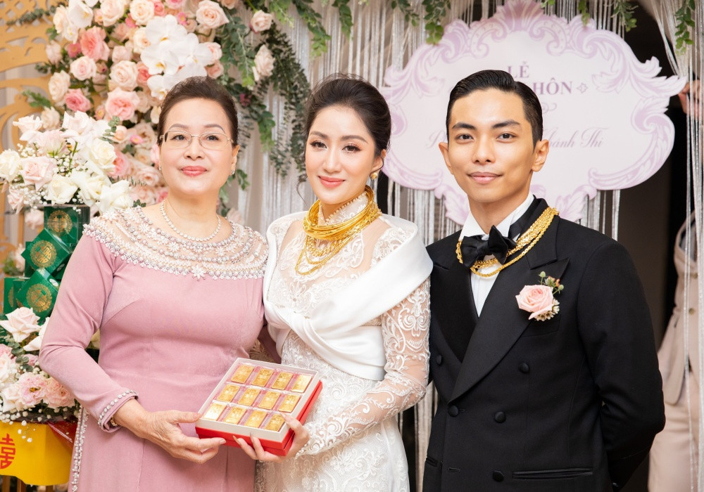 Bà cũng dành của hồi môn cho Khánh Thi là 12 cây vàng với mong muốn vợ chồng cô làm vốn kinh doanh và tiếp tục xây dựng tổ ấm hạnh phúc sau này.