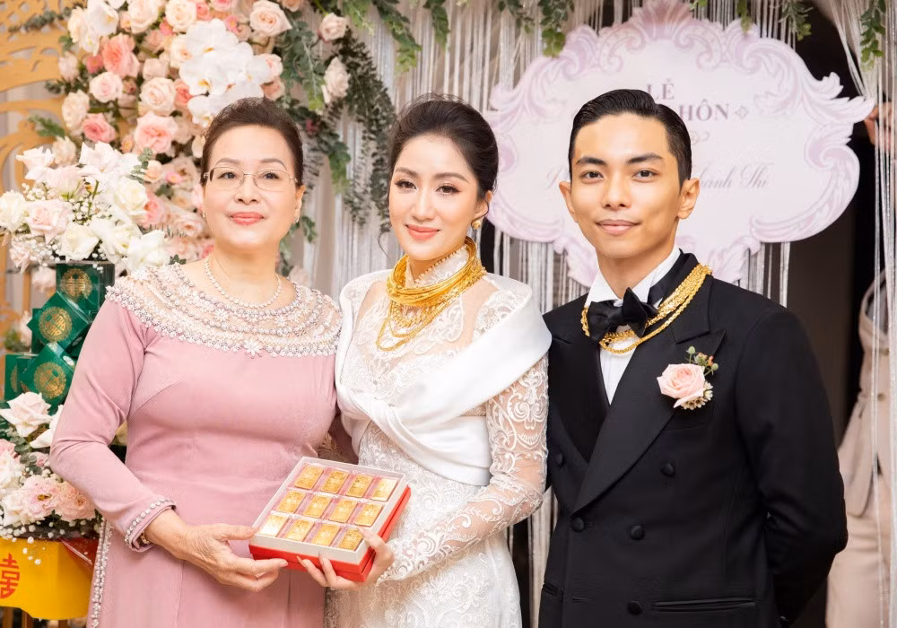 Bà cũng dành của hồi môn cho Khánh Thi là 12 cây vàng với mong muốn vợ chồng cô làm vốn kinh doanh và tiếp tục xây dựng tổ ấm hạnh phúc sau này.