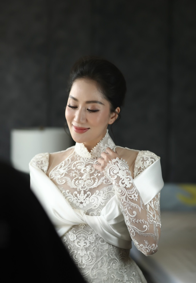 Vợ chồng Khánh Thi mất nhiều tháng để chuẩn bị lễ cưới hoành tráng đánh cột mốc ý nghĩa trong hôn nhân. Đôi vợ chồng nhờ đạo diễn Vương Khang giúp dàn dựng sân khấu cho ngày vui trong khi nhà thiết kế Phạm Đăng Anh Thư lo phần trang phục. Cả hai chuẩn bị một vài tiết mục đặc biệt như ca hát, bên cạnh các màn dancesport - môn thể thao đã gắn kết họ với nhau.