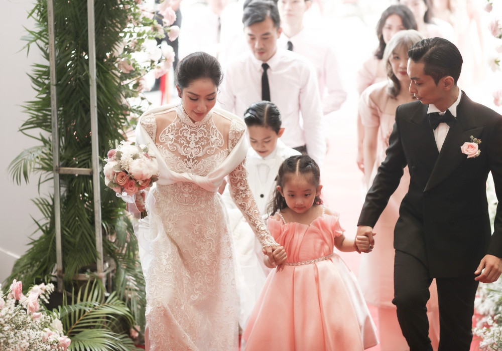 Trong phần lễ gia tiên, phần trao quà cưới được đại diện gia đình chú rể là bố mẹ Phan Hiển thực hiện. Sính lễ gồm tiền, vàng, các mâm cỗ gồm bánh, trà, rượu,… theo đúng nghi thức truyền thống.