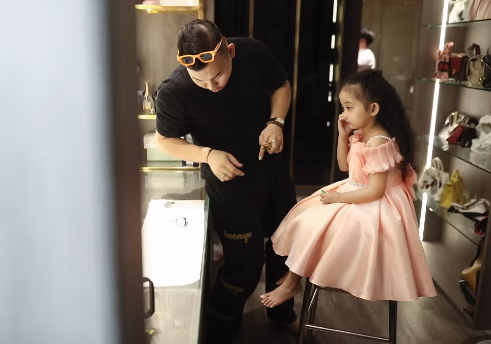 Đáng chú ý, buổi lễ còn có sự góp mặt của 2 người con của cô dâu - chú rể là Kubi và Anna. Cả hai thức dậy từ sớm, chuẩn bị trang phục và cùng xuất hiện bên bố mẹ bên dàn phù dâu, phù rể. Hình ảnh 2 con vui mừng chứng kiến hôn lễ của Khánh Thi - Phan Hiển khiến nhiều người chúc phúc.