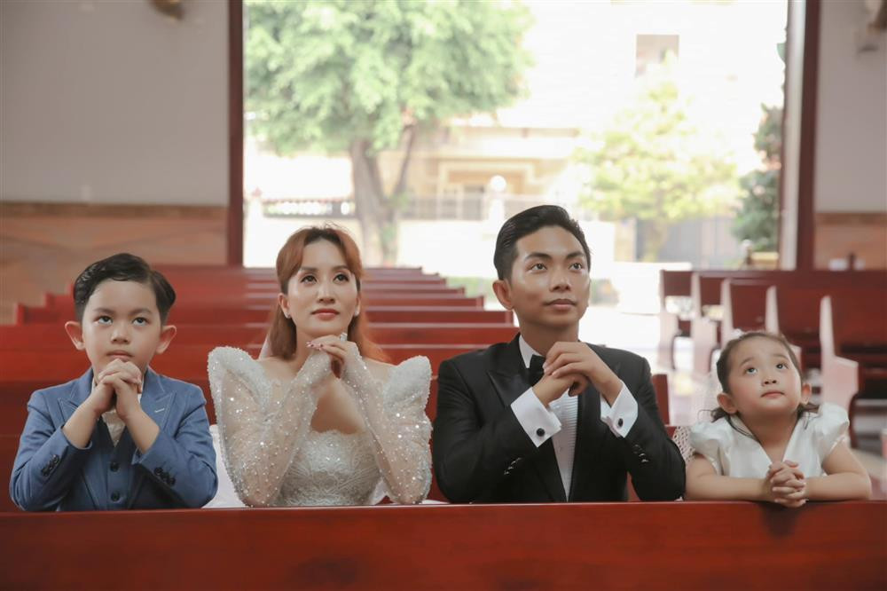 "Là một người Công Giáo thì không gì hạnh phúc hơn khi được cử hành hôn lễ ở trong Nhà Chúa. Lại còn được Chúa ban cho 2 thiên thần nhỏ bên cạnh thì thật sự là một điều quá may may mắn cho Hiển và Thi. Ngàn lần tạ ơn Chúa", Phan Hiển chia sẻ.