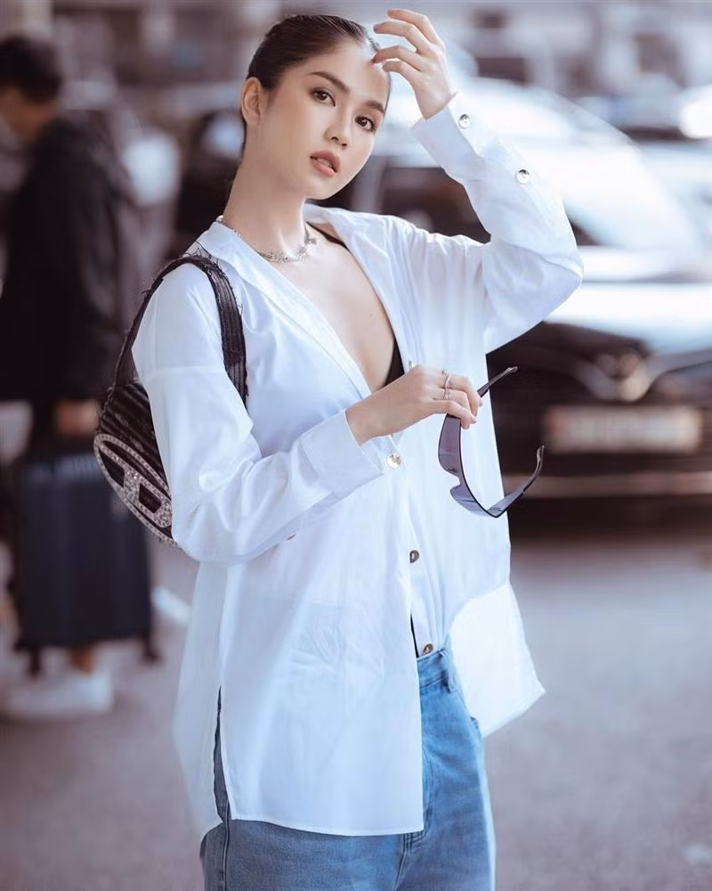 br/> Năm nay, xu hướng mặc đồ lộ nội y thống trị từ sàn diễn đến đường phố. Sau "Low-rise" và "Underboob", "Visible Underwear" mới thực sự trở nên phổ biến hơn. Tuy nhiên pha lên đồ của Ngọc Trinh tại sân bay theo mốt lộ nội y mới đây lại nhận phải nhiều ý kiến trái chiều. Ngọc Trinh phải di chuyển nhiều nên cô rất chú trọng vào trang phục khi ra sân bay, thậm chí chẳng ngại biến phi trường trở thành sàn diễn thời trang riêng.