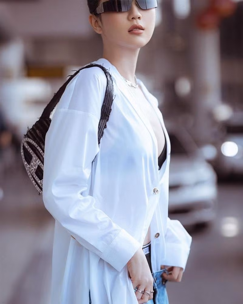 Mọi lần được nhận lời khen có cánh, lần này, "nữ hoàng nội y" lại gây tranh cãi vì trông có vẻ luộm thuộm nhiều hơn.