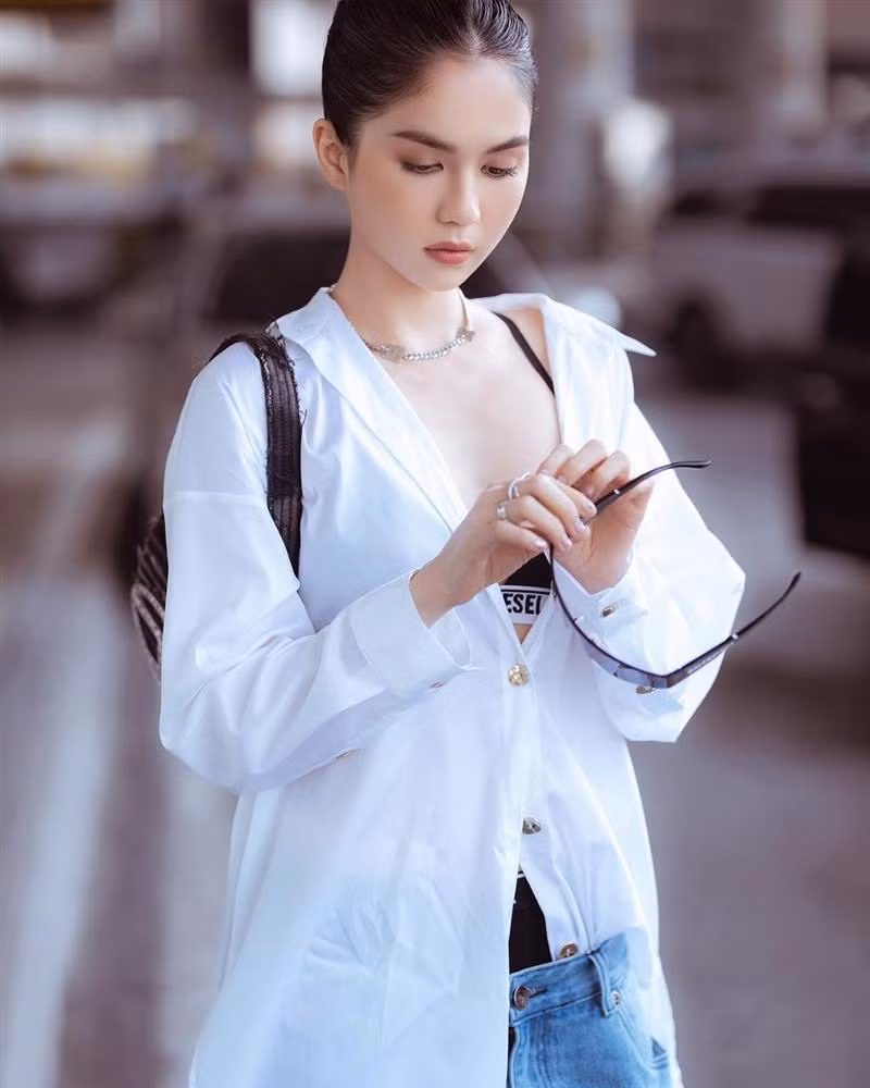 Số đông cho rằng Ngọc Trinh nên chọn chiếc áo sơ mi và quần vừa vặn hơn thay vì trông như mượn đồ người khác mặc tạm.